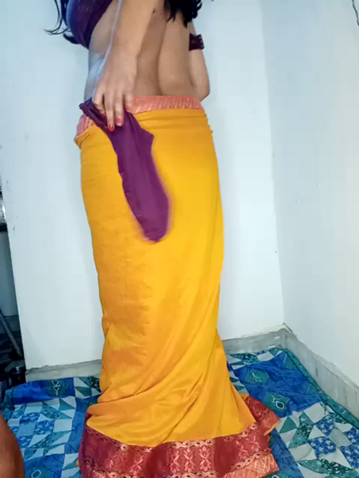 SEXY-nidhi-sharma