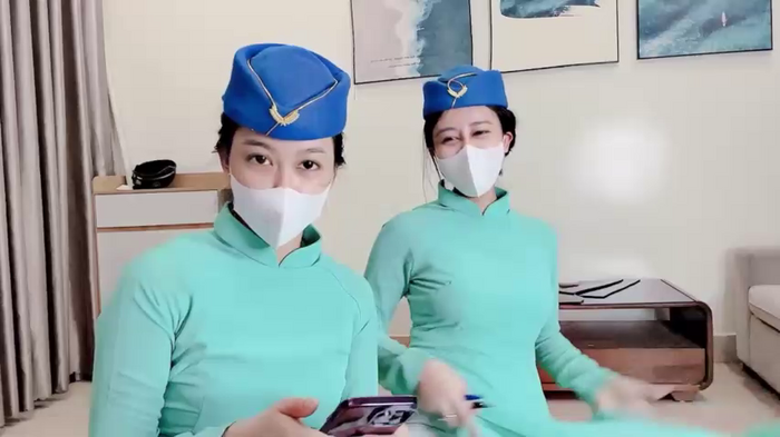 Mono-Stewardesss