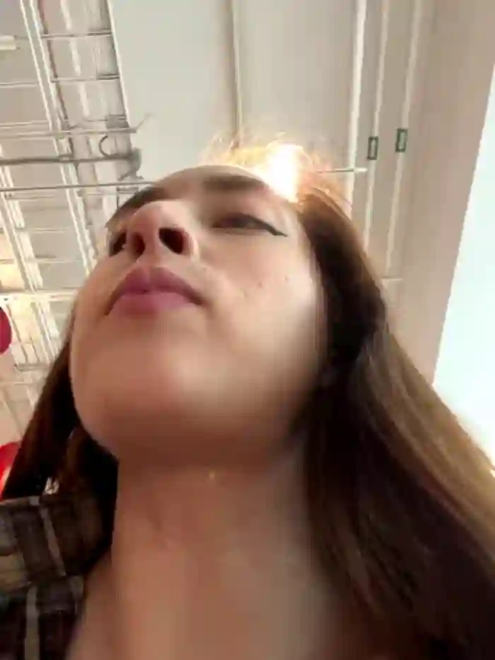 2025/08/08/stripchat-holly_play-12-49-03