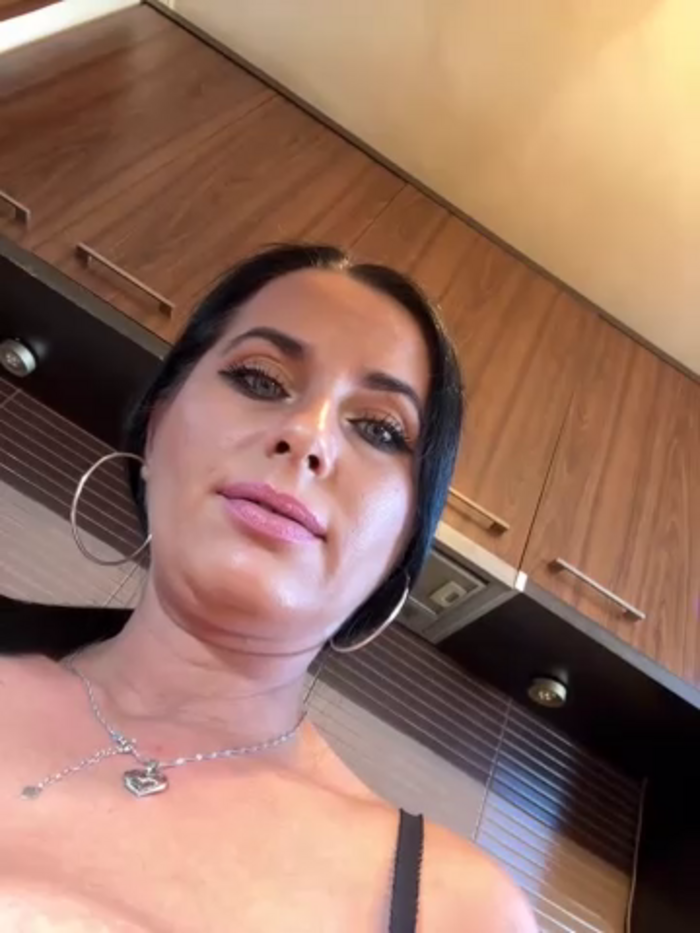 Hotmomcheckk_