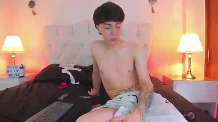 2025/08/23/stripchat-ethan_and_ava-15-27-38