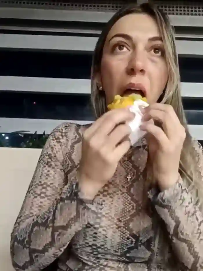 2025/08/26/stripchat-rachellboom-00-07-28
