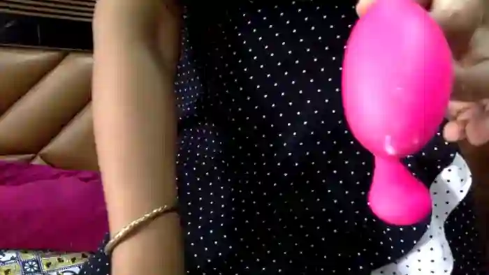 2025/09/11/stripchat-haanikaur_saavi-08-29-39