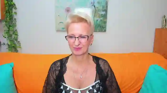 2025/09/24/stripchat-iamyourdream89-13-56-28
