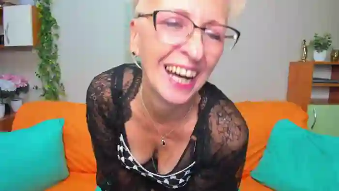 2025/09/24/stripchat-iamyourdream89-14-40-16