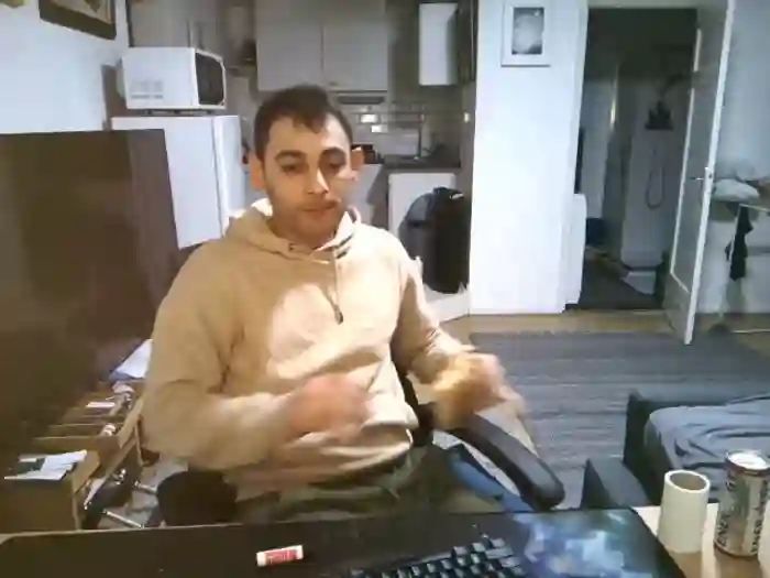 2025/09/29/stripchat-mihaimichael-00-15-34