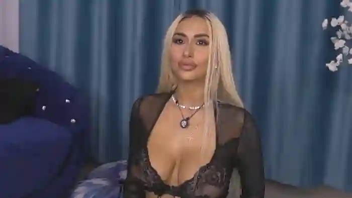 2025/10/19/stripchat-goldenamber-11-30-56