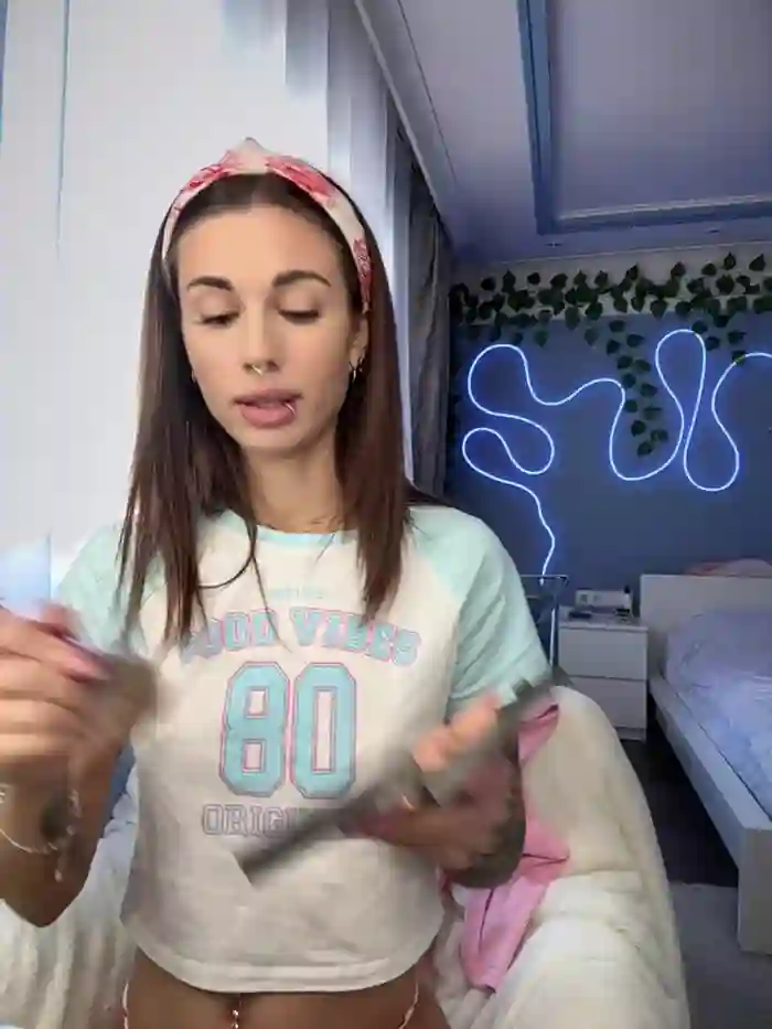 2025/10/25/stripchat-charming_ritta-03-33-47