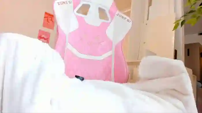 2025/12/12/stripchat-lily_young-07-25-36